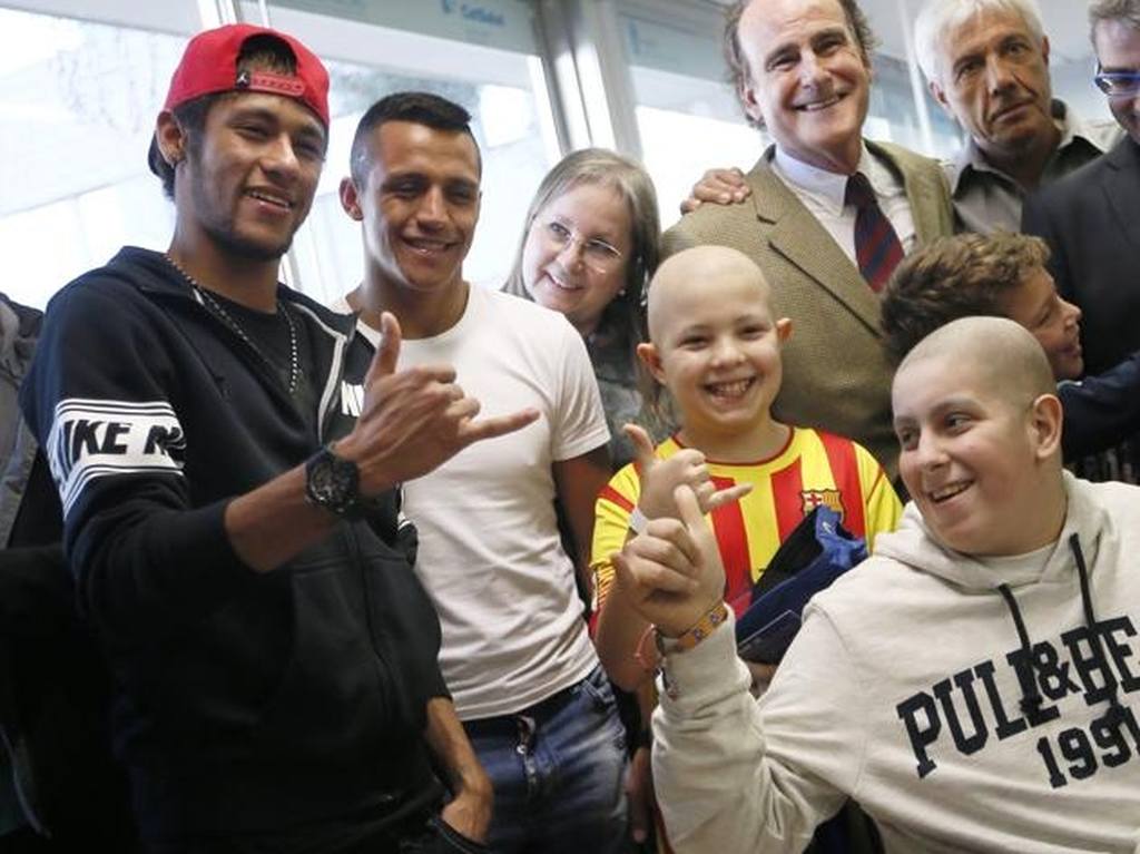 Els jugadors del Barça Neymar i Alexis visiten l'Hospital Sant Joan de Déu