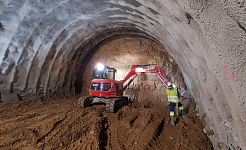 Fins ara, la data ja ha excavat més de meitat de la seva longitud total -351 m de la fase d'avanç del túnel en mina d'un total de 654 m-