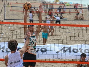 Espectacular torneig de voleibol a la platja de Castelldefels