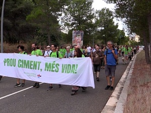 Els i les manifestants es van concentrar a les set de la tarda davant les obres del CAP i, tot seguit, va començar una marxa que els va portar de la zona del Calamot a la Rambla