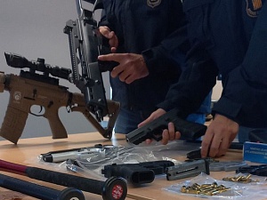 Els Mossos d’Esquadra van intervenir dues armes de foc, diverses armes prohibides, terminals de telefonia mòbil, documentació en format físic i digital