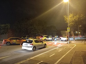 Macrocontrol a la sortida de la discoteca Malalts de Festa, al barri Almeda de Cornellà de Llobregat