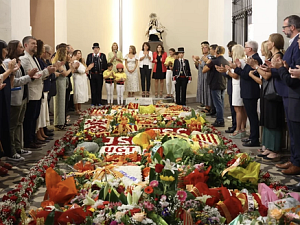 Ofrena floral a la tomba de Rafael Casanova a l'església de Sant Baldiri