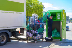 Humana recollida de roba usada