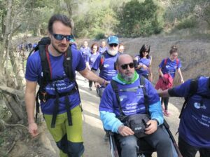 Bernard pujant amb els voluntaris