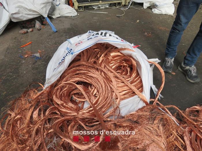 240226 168 RPP Els Mossos dEsquadra detenen a Esparraguera cinc membres dun grup criminal especialitzat en robatoris de cablejat de coure en empreses 2 cpia preview