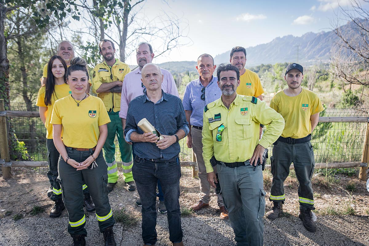 Membres de lADF dEsparreguera i el diputat de Prevenció dIncendis i Gestió Forestal Jordi Fàbrega