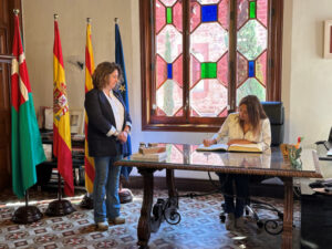 La consellera d'Educació i Formació Professional, Esther Niubó, i l'alcaldessa de Viladecans, Olga Morales
