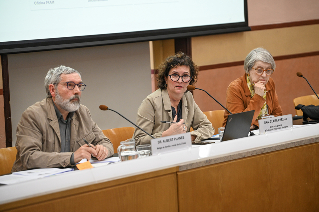 Clara Pareja, al centre de la fotografia, acompanyada d'Albert Planes i Cristina Vallès.