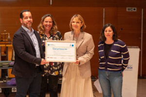 Fotografia de l'acte institucional a Can Massallera, amb representants municipals, entitats de comerç just i el distintiu de 'Ciutat pel Comerç Just'.