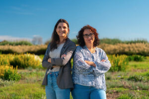 Susanna Laredo, coordinadora d’Acció Ambiental, Energia i Serveis Urbans de l’Ajuntament del Prat i Carol Ródenas, veïna del Prat de Llobregat i membre de la comunitat energètica. Foto: Diputació de Barcelona