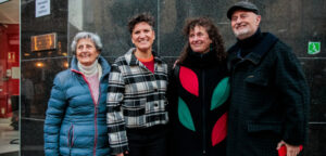 Mari Carme Pedrosa, dona de Fermí Marimon; Alba Bou Jordà, alcaldessa del Prat; Mercè i Joan Marimon, fills del cineasta