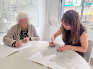 Maria Assumpció Vilà Planas (esquerra), presidenta d’Oncolliga, i Coral Fernández Solana (dreta), gerent de la GAPiC Baix Llobregat.