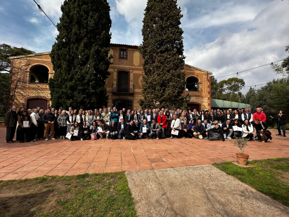 Foto de família de les empreses i entitats del Baix Llobregat que han rebut els distintius Compromís i PIT.