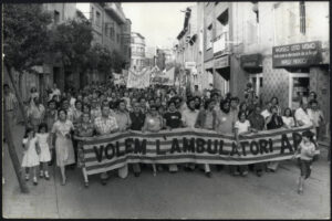 Manifestació a Sant Feliu de Llobregat en demanada de l’ambulatori (1979). Font: ACBL, Fons Ajuntament de Sant Feliu de Llobregat, fotògraf Blas Serrano.