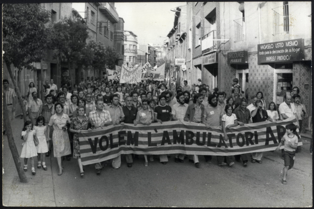 Manifestació a Sant Feliu de Llobregat en demanada de l’ambulatori (1979). Font: ACBL, Fons Ajuntament de Sant Feliu de Llobregat, fotògraf Blas Serrano.
