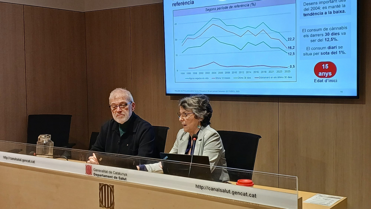 Esteve Fernández, secretari de Salut Pública, i Luisa Conejos, subdirectora general d’Addiccions, VIH, ITS i Hepatitis Víriques.