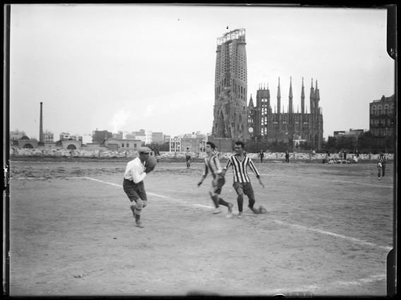 Partit de futbol entre una selecció de Barcelona i el CE Europa a l'antic camp de l'Europa de la Sagrada Família (1917).