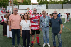Foto: Francisco Chacón, regidor d’innovació esportiva; Olga Morales, alcaldessa; Javier Gallardo, capità de l’equip; Fernando Peña, delegat de la Federació Catalana de Futbol en el Baix Llobregat, i Víctor Hernández, president del club.