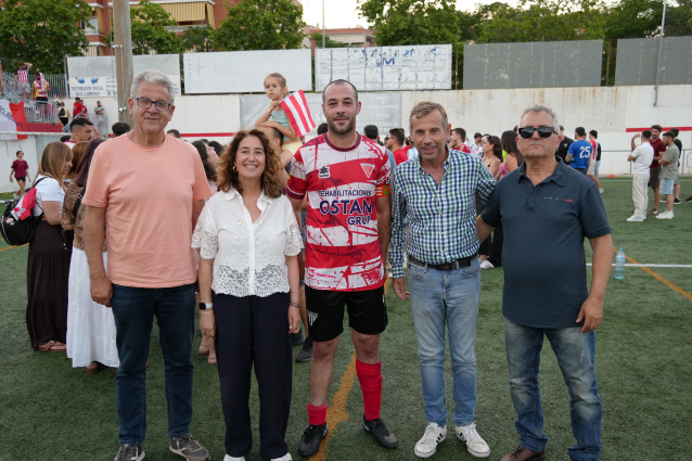 Foto: Francisco Chacón, regidor d’innovació esportiva; Olga Morales, alcaldessa; Javier Gallardo, capità de l’equip; Fernando Peña, delegat de la Federació Catalana de Futbol en el Baix Llobregat, i Víctor Hernández, president del club.