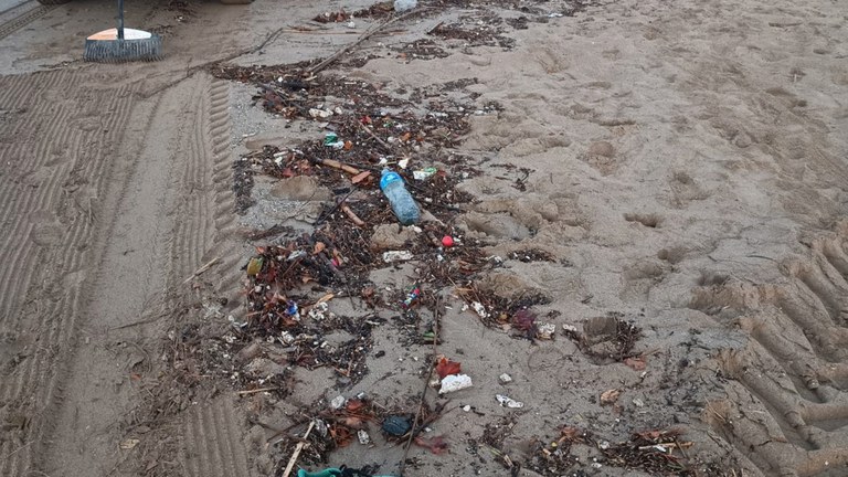 El temporal de pluges provoca afectacions a la platja de Castelldefels