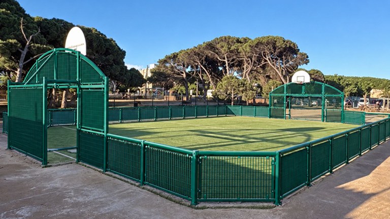 Castelldefels inicia la renovació de la pista poliesportiva del Parc de la Pineda