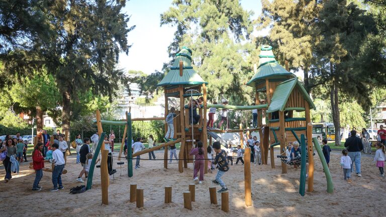 Castelldefels estrena un parc infantil inclusiu als Jardins de Santa Eulàlia