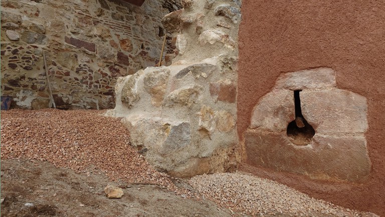 Descobreixen troneres medievals al Castell de Castelldefels