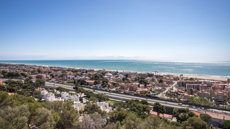 Castelldefels suspèn durant un any les llicències per a nous allotjaments turístics
