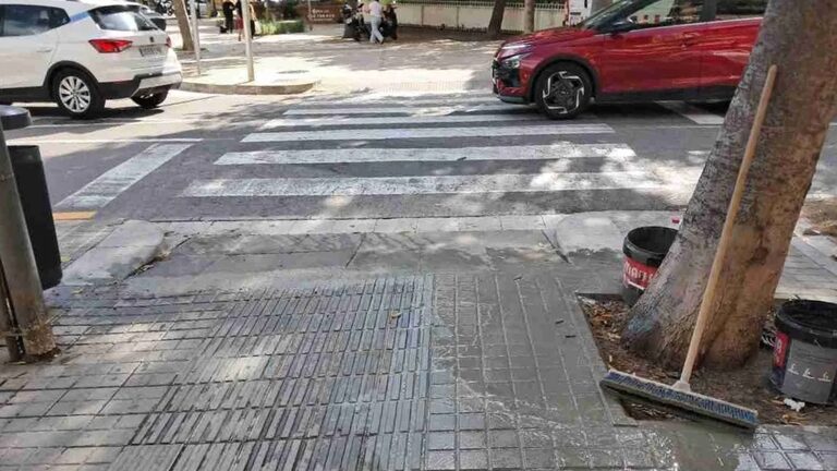 Castelldefels repara la vorera de Manuel Girona, punt clau per als vianants