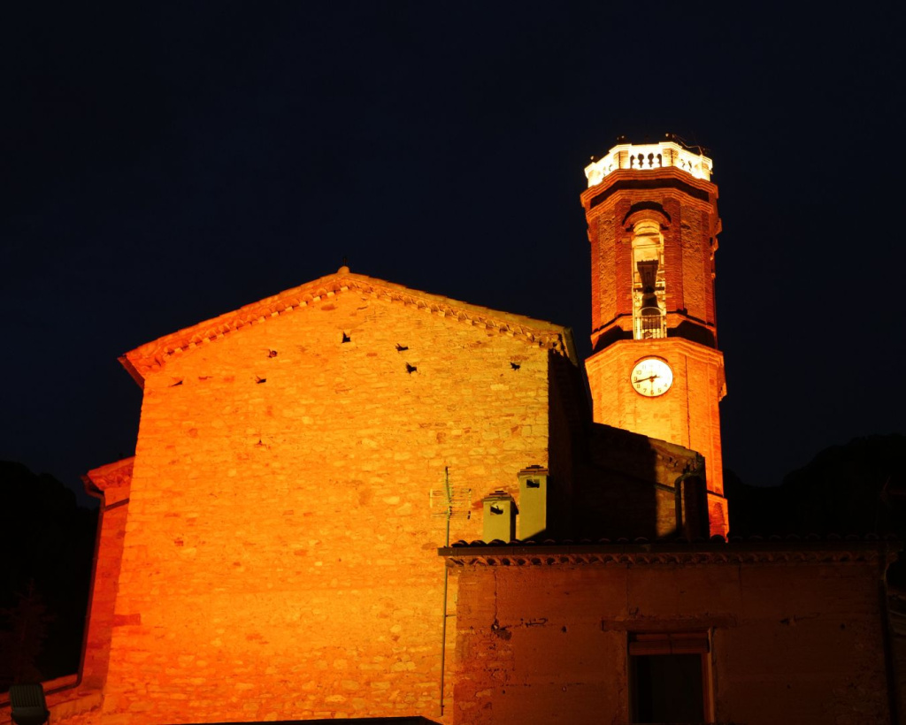 Collbató il·lumina el campanar de taronja pel Dia Internacional del TDAH